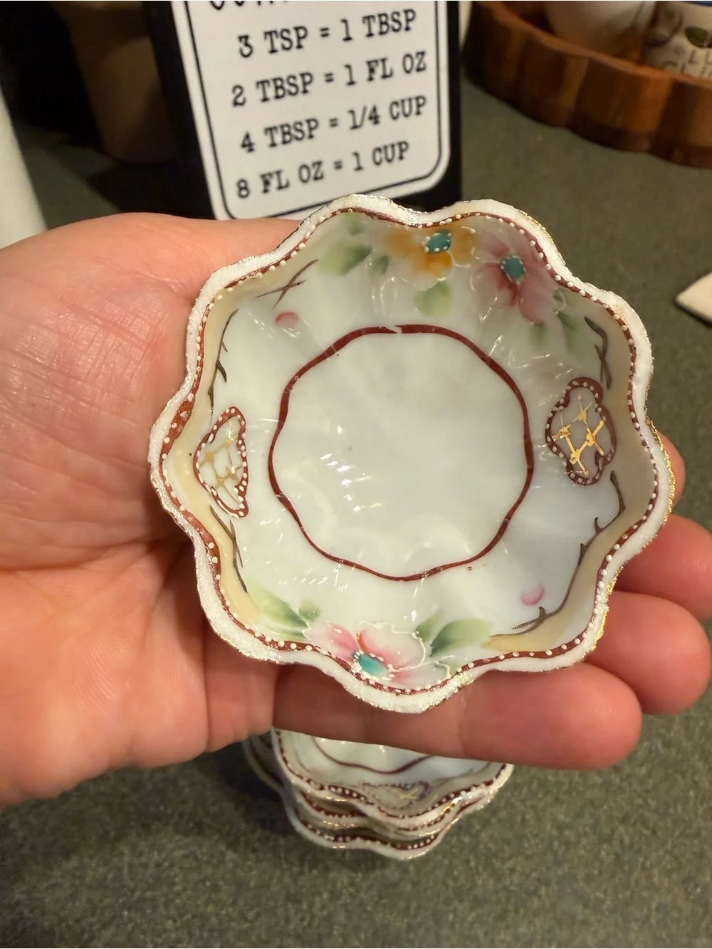 Tobin’s Nippon Vitage Scalloped Ceramic Berry Bowls in White.